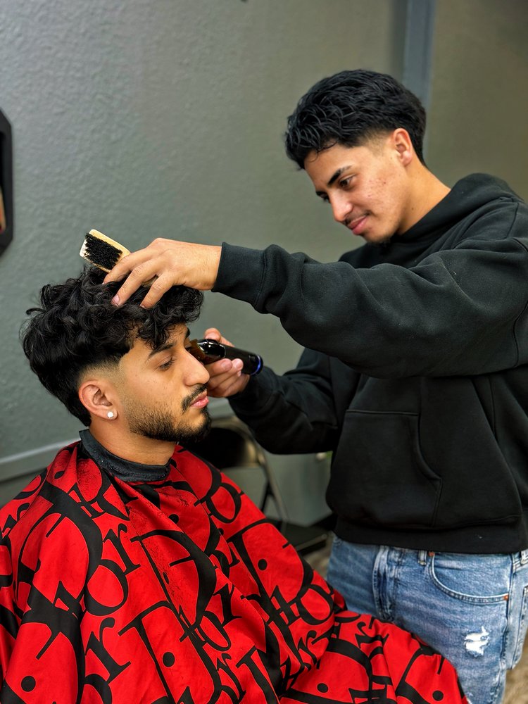 Josué Barber at Latin Barbershop Jacksonville FL